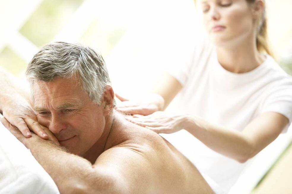 Masajul spatelui îmbunătățește starea de bine și crește potența unui bărbat